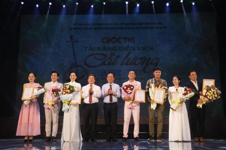 Trao giải Nhất cho các thí sinh có phần dự thi xuất sắc nhất.