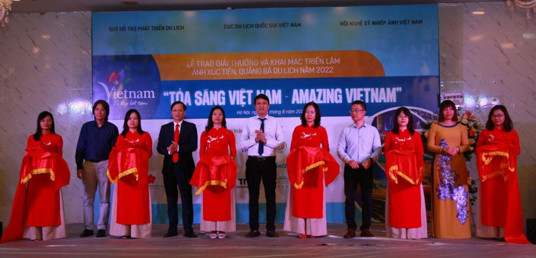 Các đại biểu cắt băng khai mạc Triển lãm. Các đại biểu cắt băng khai mạc Triển lãm.