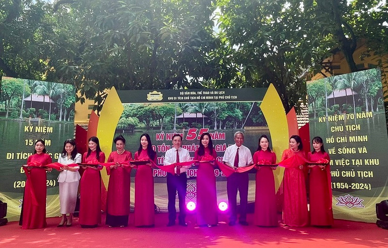 Các đại biểu cắt băng khai mạc Triển lãm. (Ảnh: TRANG ANH)