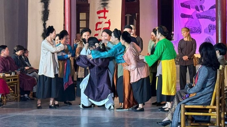 Khoảng cách giữa nghệ sĩ và khán giả gần như được xóa nhòa.