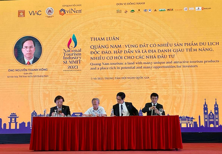 Các đại biểu điều hành Hội nghị về tầm nhìn và thách thức phát triển công nghiệp du lịch địa phương trong khuôn khổ Đại hội.