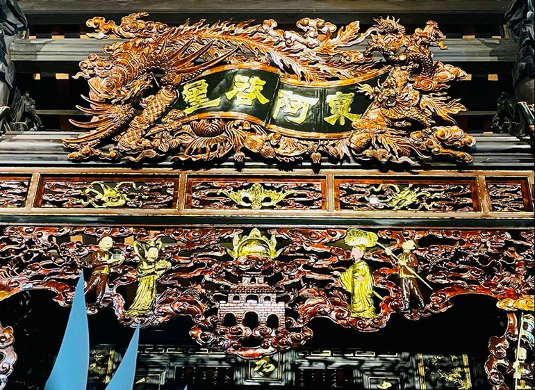 Cận cảnh một phần hệ thống cửa võng Phủ Tiên Hương. Cận cảnh một phần hệ thống cửa võng Phủ Tiên Hương.