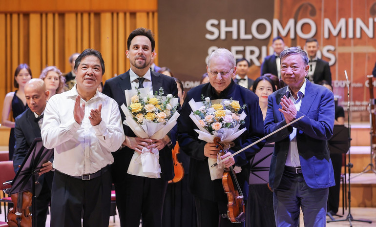 Đại tướng Tô Lâm, Ủy viên Bộ Chính trị, Bộ trưởng Công an và Giám đốc Học viện Âm nhạc Quốc gia Việt Nam Lê Anh Tuấn tặng hoa chúc mừng nghệ sĩ Shlomo Mintz. (Ảnh: HÒA NGUYỄN) Đại tướng Tô Lâm, Ủy viên Bộ Chính trị, Bộ trưởng Công an và Giám đốc Học viện Âm nhạc Quốc gia Việt Nam Lê Anh Tuấn tặng hoa chúc mừng nghệ sĩ Shlomo Mintz. (Ảnh: HÒA NGUYỄN)