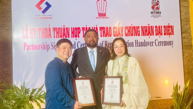 Đại diện HTMi Thụy Sĩ trao Giấy chứng nhận đại diện chính thức cho VICA và Letax Group.