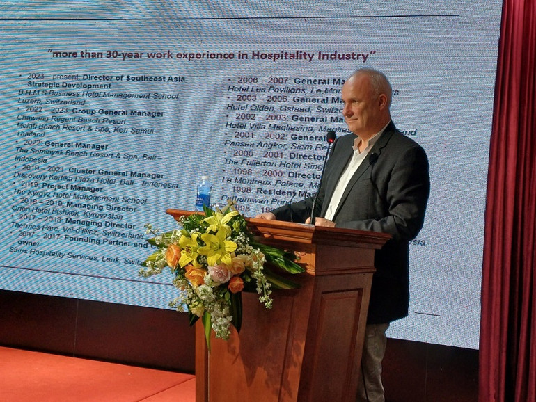 Ông Urs Eberhardt, Giám đốc phát triển chiến lược Đông Nam Á của Trường Quản lý Kinh doanh và Khách sạn BHMS chia sẻ ý kiến.