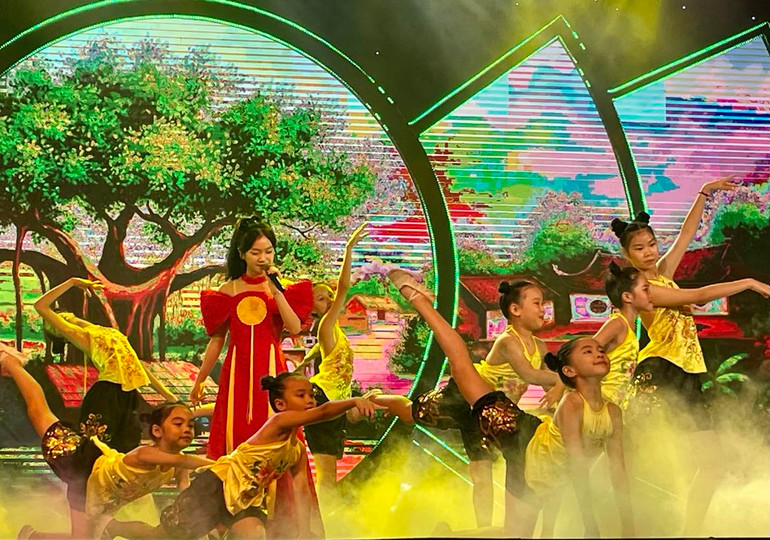 Quán quân Giọng hát Việt nhí Kiều Minh Tâm thể hiện ca khúc "Cây đa quán dốc".