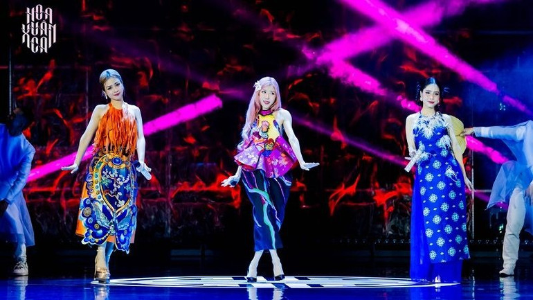 Chương trình mang đến nhiều bất ngờ với phần hòa giọng của các ca sĩ. (Ảnh: VTV)