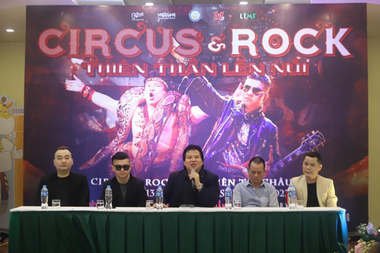 Ê-kíp thực hiện chia sẻ thông tin về chương trình. (Ảnh: Quang Tấn)