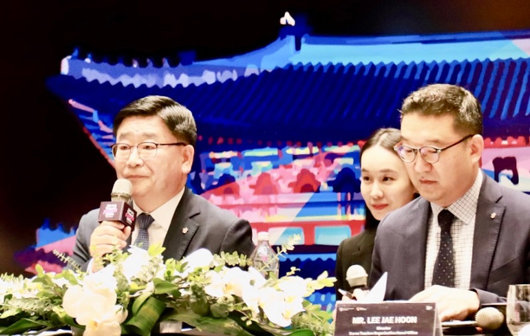 Ông Lee Hak Ju (ngoài cùng bên trái), Phó Tổng cục trưởng Tổng cục Du lịch Hàn Quốc chia sẻ thông tin về "Korea Travel Festa 2024".