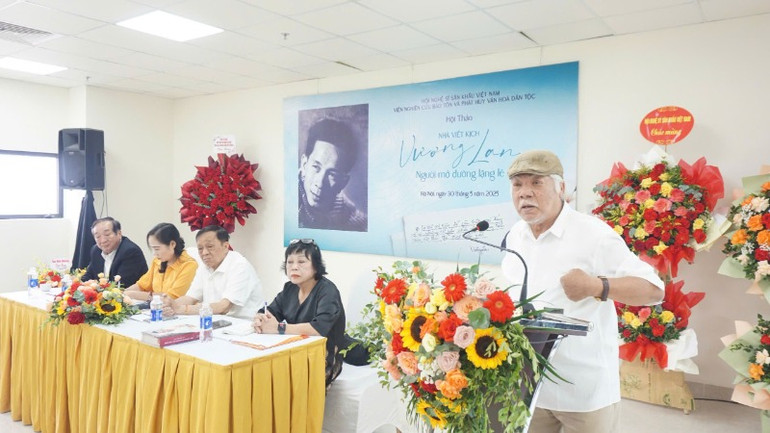 Nghệ sĩ Nhân dân Lê Chức chia sẻ tại Hội thảo.