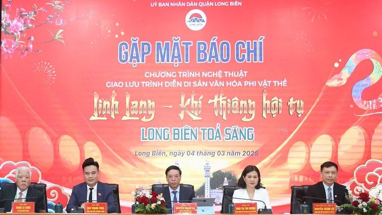Đại diện Ban tổ chức và ekip thực hiện giới thiệu về chương trình. (Ảnh: BTC)