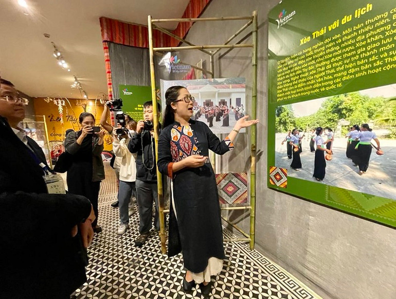 Tham quan không gian trưng bày di sản Không gian văn hóa Cồng chiêng Tây Nguyên và Nghệ thuật Xòe Thái.