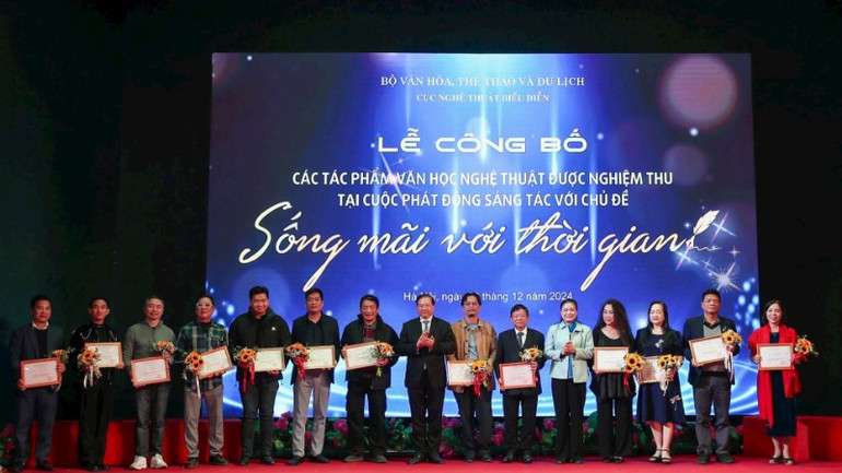 Vinh danh các tác giả có tác phẩm âm nhạc và múa chất lượng cao. (Ảnh: NAM NGUYỄN)