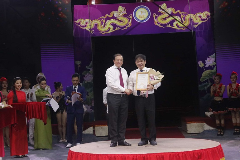 Trao giải Đạo diễn Xuất sắc cho Nghệ sĩ Ưu tú Ngô Lê Thắng. (Ảnh: THÙY DƯƠNG) Trao giải Đạo diễn Xuất sắc cho Nghệ sĩ Ưu tú Ngô Lê Thắng. (Ảnh: THÙY DƯƠNG)