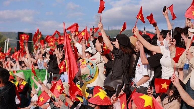 Không gian ngập tràn sắc màu rực rỡ của những lá cờ đỏ sao vàng tung bay. (Ảnh: NVCC)