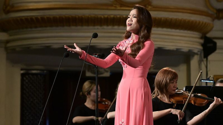 Ca sĩ Khánh Ngọc thể hiện giọng hát cao vút và truyền cảm.