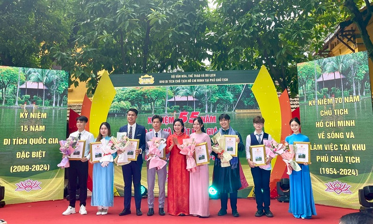 Trao giải Hội thi “Thuyết minh viên tại điểm Khu Di tích Chủ tịch Hồ Chí Minh tại Phủ Chủ tịch”. (Ảnh: TRANG ANH)