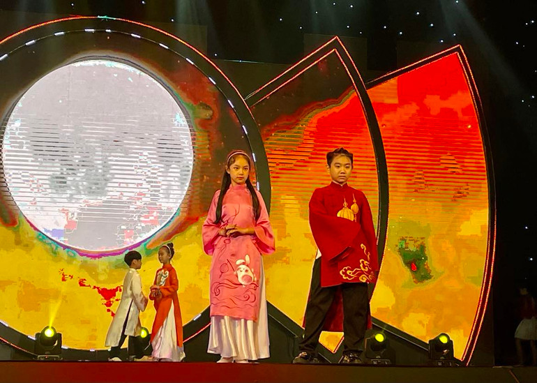 Các mẫu nhí trình diễn thời trang áo dài chủ đề "Trẩy hội trăng rằm".