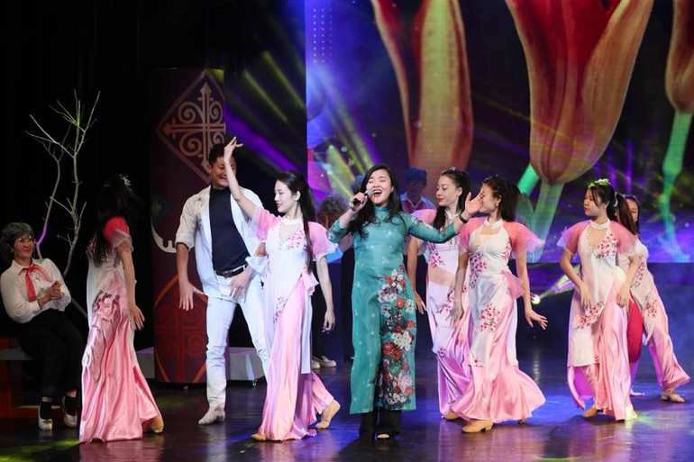 Chương trình được kết nối bởi những ca khúc tươi vui, rộn rã.