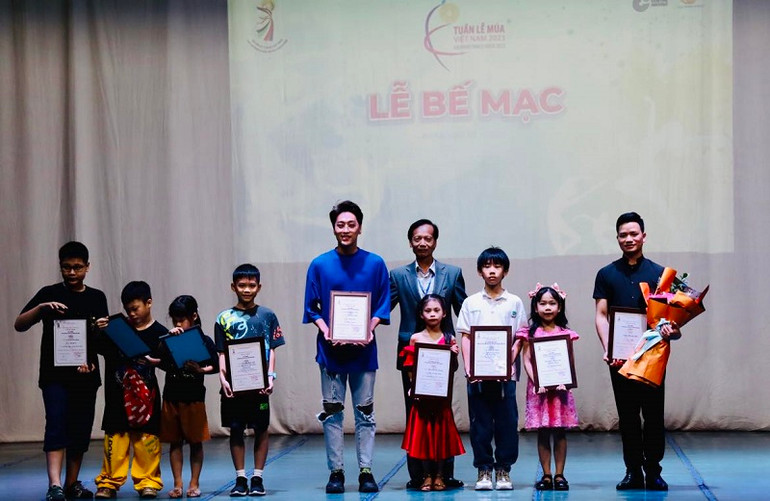 Trao giải cho các thí sinh đoạt giải Nhất Thử thách Video và các thí sinh nhỏ tuổi đạt giải Triển vọng.