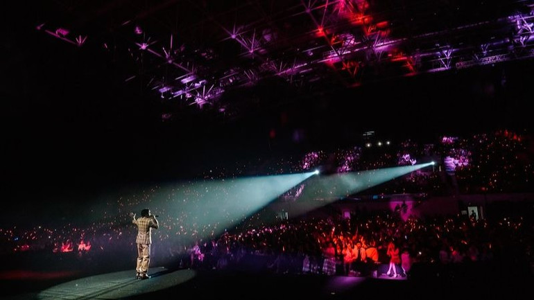 Hàng nghìn khán giả hòa mình trong những giai điệu âm nhạc giàu cảm xúc. (Ảnh: BTC cung cấp) Hàng nghìn khán giả hòa mình trong những giai điệu âm nhạc giàu cảm xúc. (Ảnh: BTC cung cấp)