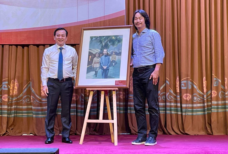 Tiếp nhận bức tranh "Giải đi sớm" của họa sĩ Văn Giáo từ ông Nguyễn Văn Đức.
