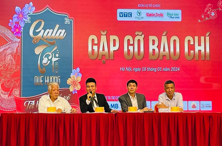 Đại diện Ban tổ chức, ê kíp sản xuất chia sẻ thông tin về chương trình. Đại diện Ban tổ chức, ê kíp sản xuất chia sẻ thông tin về chương trình.