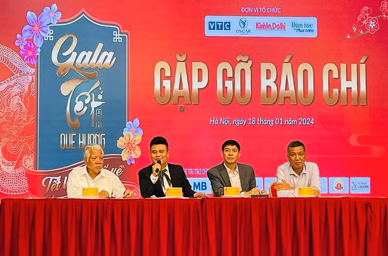 Đại diện Ban tổ chức, ê kíp sản xuất chia sẻ thông tin về chương trình.