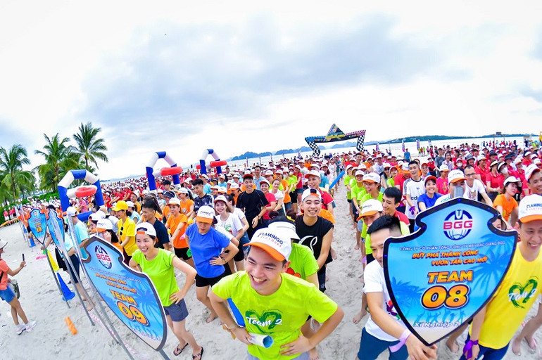 Đoàn khách tham gia các hoạt động team building trên bờ biển. (Ảnh: Huệ Vũ)