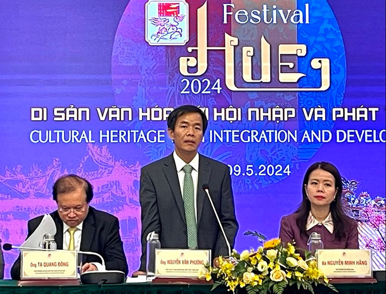 Chủ tịch UBND tỉnh Thừa Thiên Huế Nguyễn Văn Phương phát biểu tại họp báo.