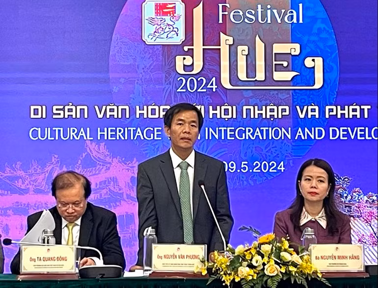 Chủ tịch UBND tỉnh Thừa Thiên Huế Nguyễn Văn Phương phát biểu tại họp báo.