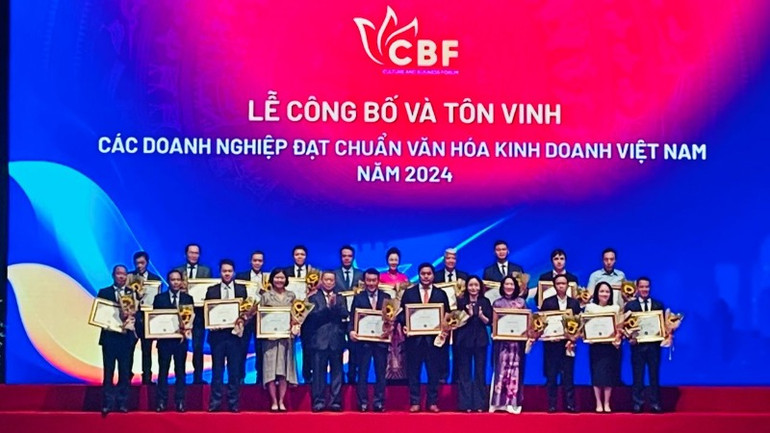 Công bố và vinh danh các doanh nghiệp đạt chuẩn văn hóa kinh doanh Việt Nam.