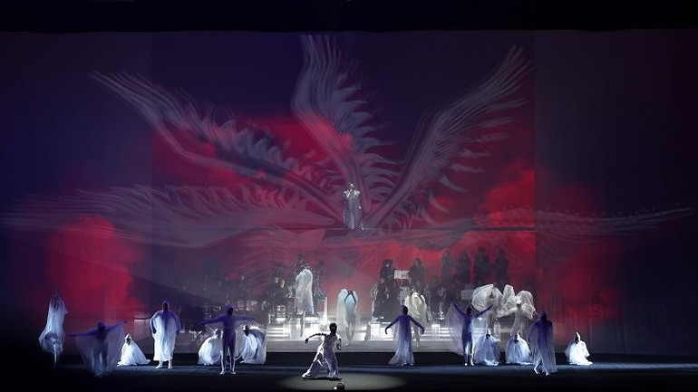 Đêm nhạc gây ấn tượng với phần dàn dựng sân khấu công phu. (Ảnh: Hòa Nguyễn)