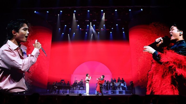 Tùng Dương và Tăng Duy Tân cùng hòa giọng trong đêm nhạc. (Ảnh: Hòa Nguyễn)