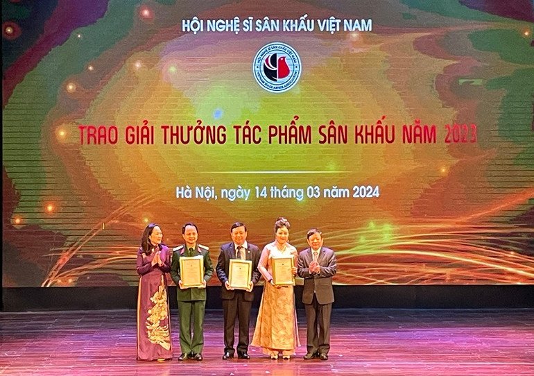 Trao giải B hạng mục vở diễn sân khấu cho đại diện các đơn vị.