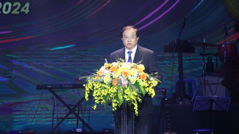 Thứ trưởng Văn hóa, Thể thao và Du lịch Tạ Quang Đông phát biểu bế mạc Liên hoan. (Ảnh: Cục Nghệ thuật biểu diễn)