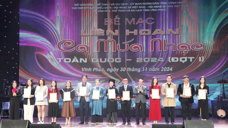 Trao Huy chương Vàng cho các vai diễn, tiết mục xuất sắc. (Ảnh: Cục Nghệ thuật biểu diễn)