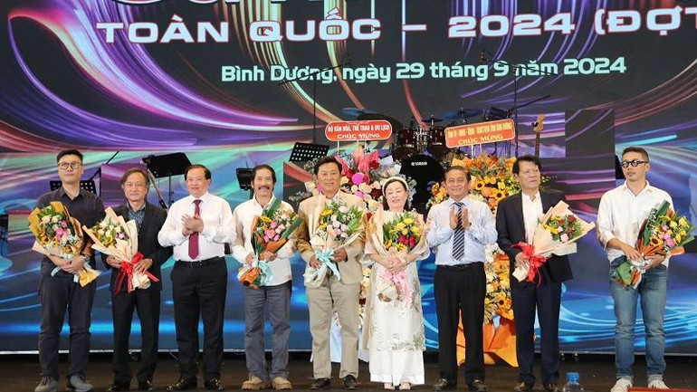 Tặng hoa các thành viên Hội đồng nghệ thuật Liên hoan. (Ảnh: Ban tổ chức)