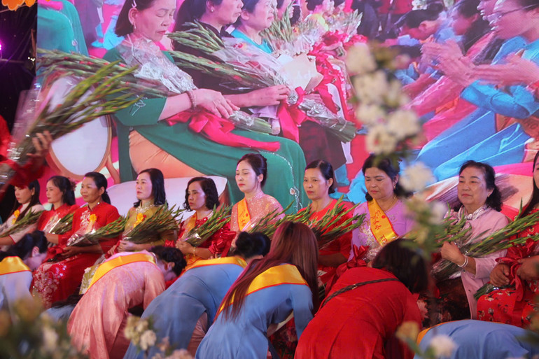 Nghi thức tri ân cha mẹ gây xúc động. (Ảnh: Ban tổ chức)