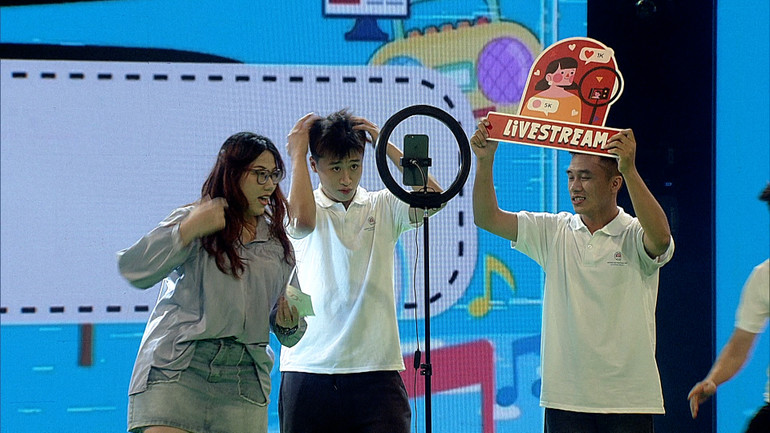 Cách thể hiện bài thi bằng hình thức “sân khấu hóa” của các sinh viên Đại học Thương mại Hà Nội. (Ảnh: VTV)