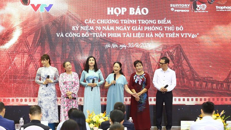 Các nghệ sĩ tham gia giao lưu tại buổi họp báo. (Ảnh: VTV)