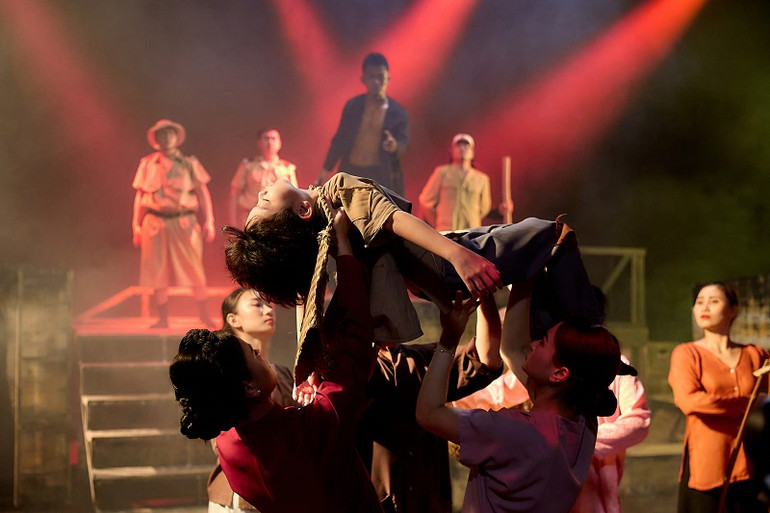 Những cảnh đời, số phận được tái hiện sống động trên sân khấu. (Ảnh: Ban tổ chức cung cấp)