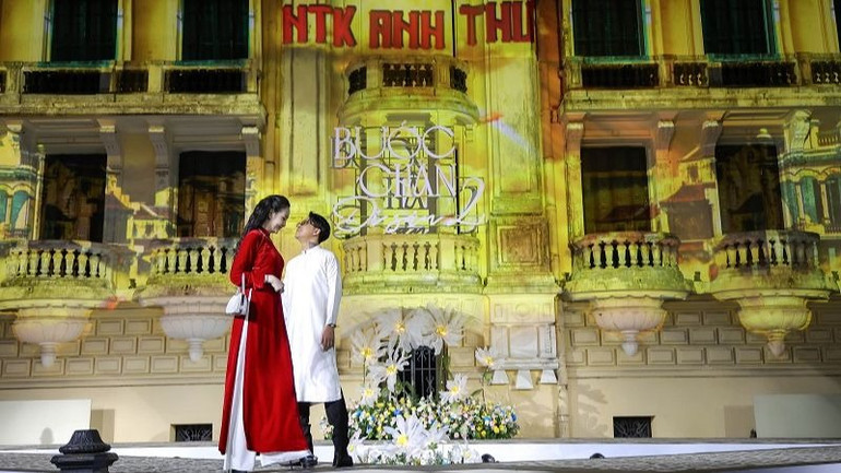 Vợ chồng ca sĩ Tuấn Hưng tham gia trình diễn trong bộ sưu tập áo dài của nhà thiết kế Anh Thư. (Ảnh: Hòa Nguyễn)