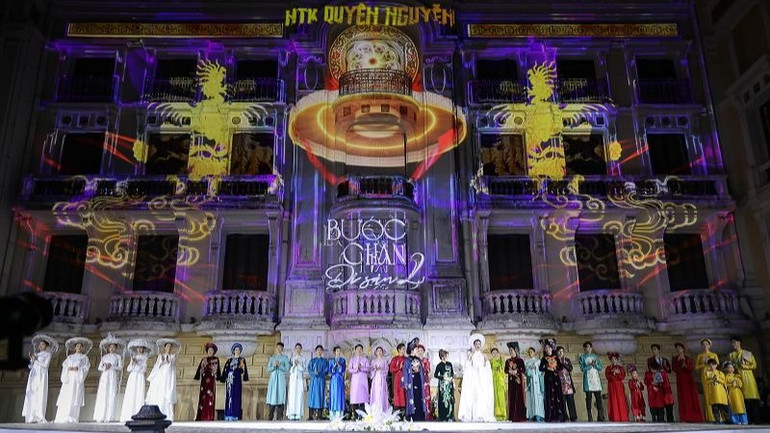 Những thiết kế trong bộ sưu tập áo dài của nhà thiết kế Quyên Nguyễn lấy cảm hứng từ các giá trị lịch sử, văn hóa và nghệ thuật truyền thống. (Ảnh: Hòa Nguyễn)