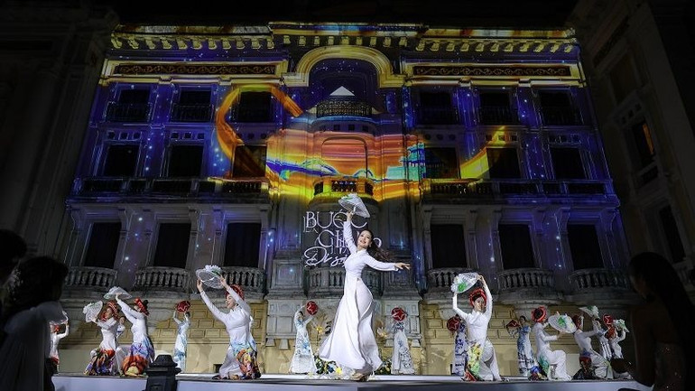 Ứng dụng công nghệ 3D mapping được đưa vào chương trình khiến “bữa tiệc nghệ thuật” trở nên đặc sắc, ấn tượng. (Ảnh: Hòa Nguyễn)