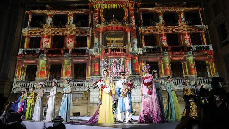 Một số mẫu thiết kế trong bộ sưu tập áo dài "Kỷ niên" của nhà thiết kế Kenny Thái. (Ảnh: Hòa Nguyễn)