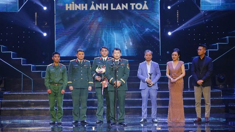 Chiến thắng ở hạng mục "Hình ảnh lan tỏa" là tác phẩm “Các lực lượng tìm kiếm người dân làng Nủ bị vùi lấp do sạt lở sau bão số 3”. (Ảnh: VTV)