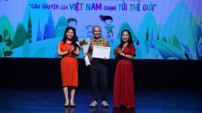 Trao giải Nhì cho tác phẩm “Gà mái biết... gáy” của tác giả Phan Thanh Tùng. (Ảnh: Nhà hát Tuổi trẻ) Trao giải Nhì cho tác phẩm “Gà mái biết... gáy” của tác giả Phan Thanh Tùng. (Ảnh: Nhà hát Tuổi trẻ)