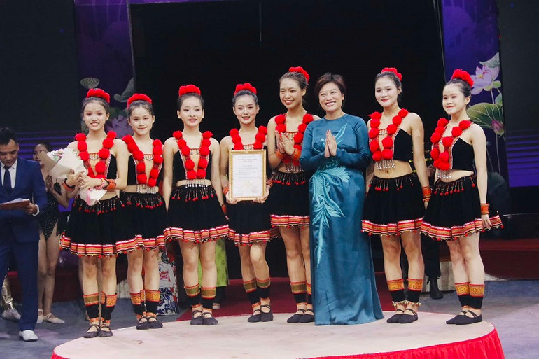 Trao giải Nhất cho một tiết mục. (Ảnh: THÙY DƯƠNG) Trao giải Nhất cho một tiết mục. (Ảnh: THÙY DƯƠNG)