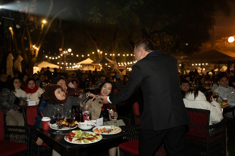 Ca sĩ giao lưu cùng khán giả. (Ảnh: Đoàn Thăng Long)